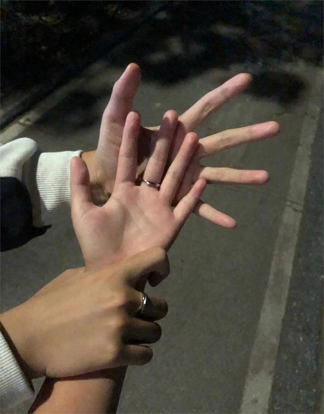 夜色里靠近的双手与银色戒指